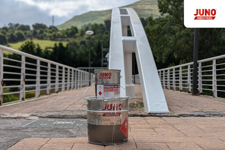 Protección anticorrosiva de estructuras metálicas: aplicación de POXENAMEL HB en un puente peatonal
